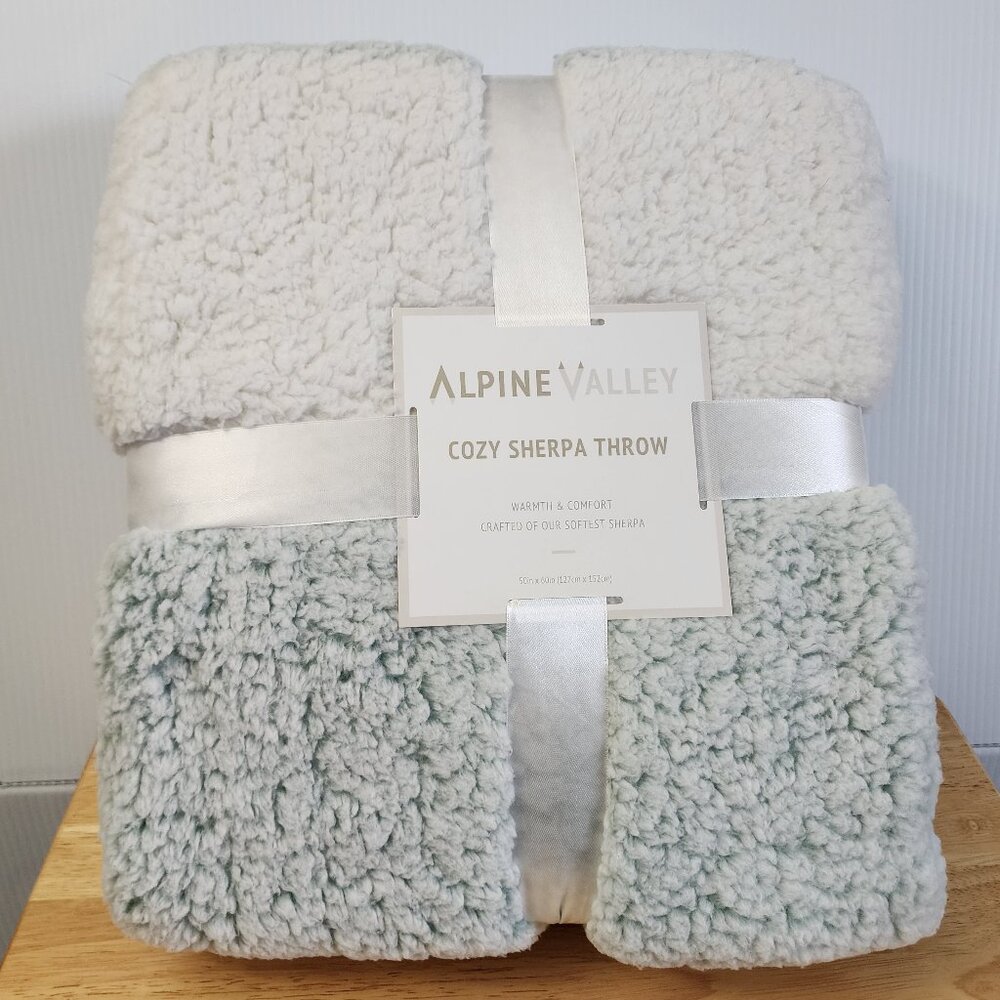 🌲 NWT Alpine Valley Cozy Sherpa Throw 🌲